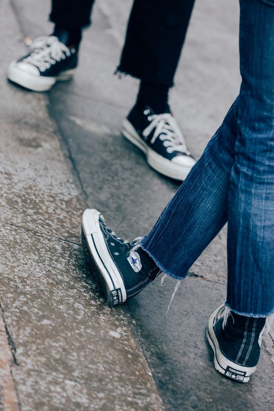 Calça jeans online com barra cortada